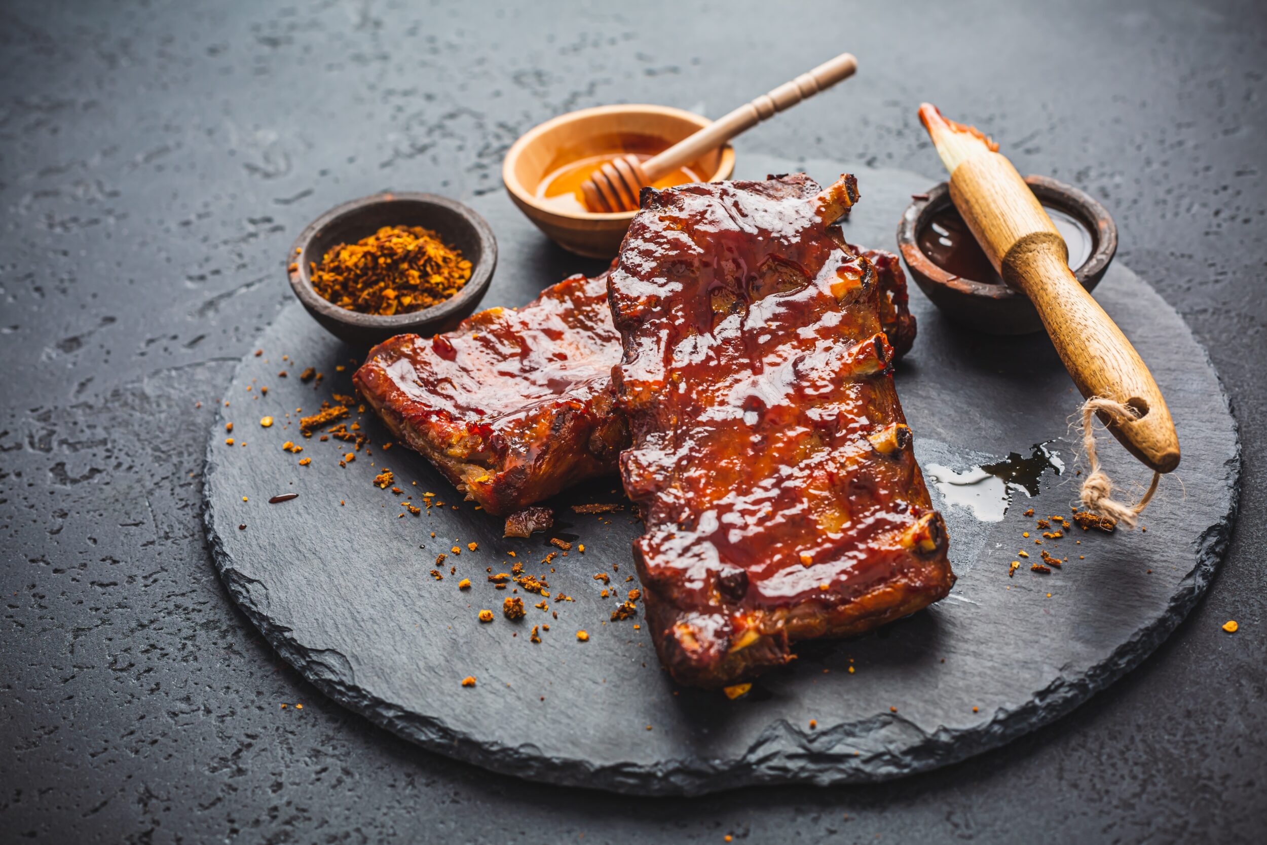 Slow-cooked pork loin ribs in honey BBQ marinade – vacuum-packed, ready to heat